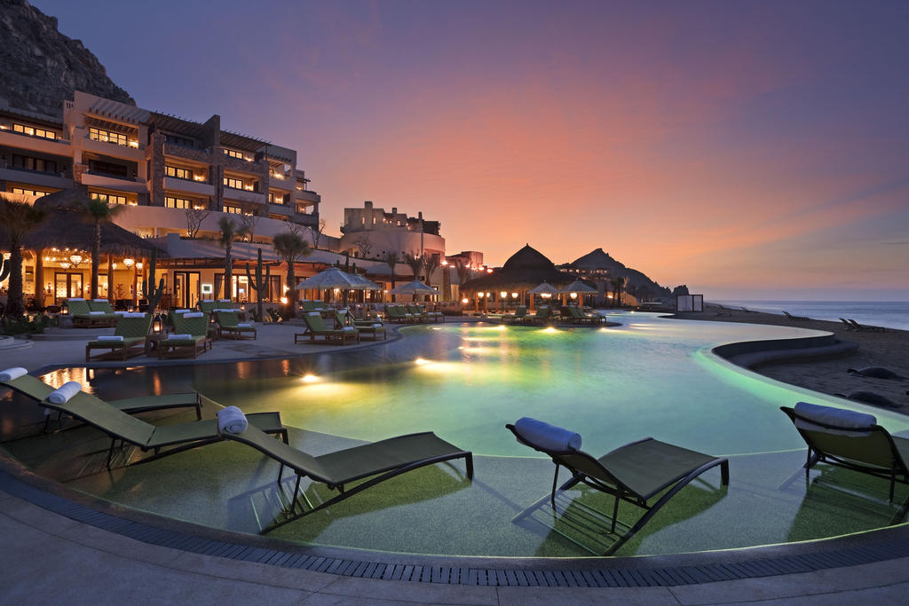 18476823 An infinity pool at sunset